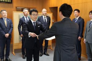 「黄色いワッペン」贈呈式〔みずほ銀行、損保ジャパン、明治安田生命、第一生命〕