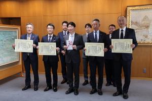 「黄色いワッペン」贈呈式〔みずほ銀行、損保ジャパン、明治安田生命、第一生命〕