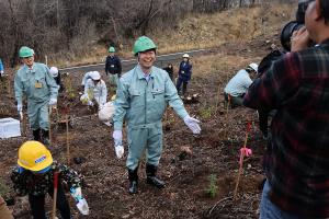 県民参加による山火事跡地への植樹