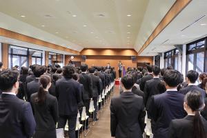 新規採用職員への辞令交付・訓示