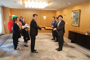 交通安全用品贈呈式〔トマト銀行〕