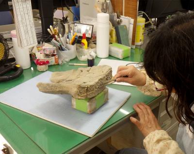 瓦の実測をしている様子