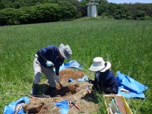 土壌調査の様子を撮影した写真です