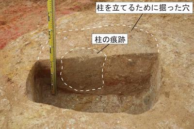 高尾上ノ畑遺跡＿柱穴を半分掘り下げた様子