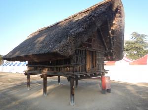 復元された高床建物