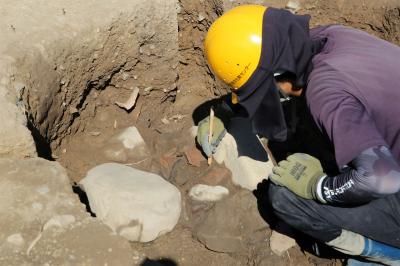 滝谷川遺跡_弥生時代の貯蔵穴を調査している様子