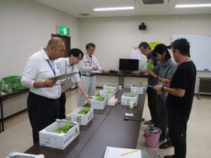 厳正な審査を行う審査員