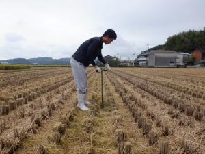 土壌調査の様子を撮影した写真です