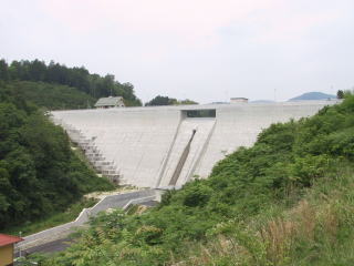 竹谷ダム下流側の写真