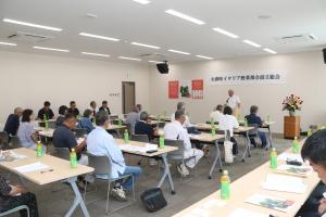 総会で挨拶をする髙月部会長