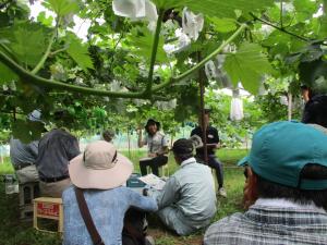 熱心に散布方法について学ぶ生産者ら