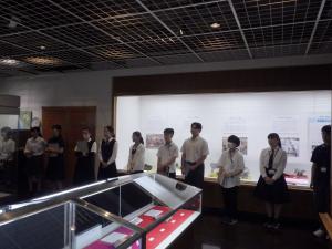 展示解説開始前の高校生たちの様子