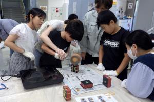 鏡づくりー溶かした金属を鋳型に流し込む様子