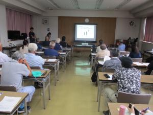 取り組み内容を熱心に聞く生産者