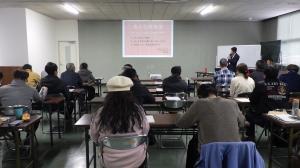 専門家から法人化の説明を受ける