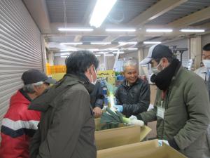 リーキの品質を確認するJA担当者と生産者ら