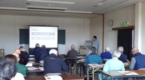 活動報告を聞く参加者