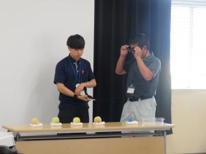 スマートグラスを市や農協職員らが体験