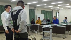 研究会会長が労働軽減サポートギアを試着し、感想を述べている