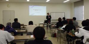 大澤和弘氏の説明をきく受講者たち