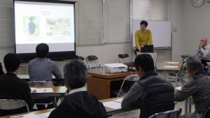 プロジェクト活動紹介を聞く受講者たち