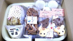 吉備路桃いっぱい（桃のシロップ漬け）、豆餅、白餅、焼き肉のたれなど、８種類の農産加工品と総社市の観光案内パンフレットの詰め合わせ