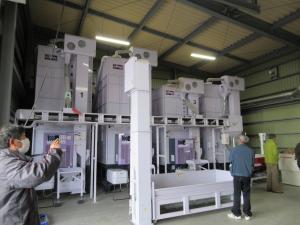 乾燥調製施設を見学する参加者