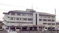 津山警察署の庁舎の写真です