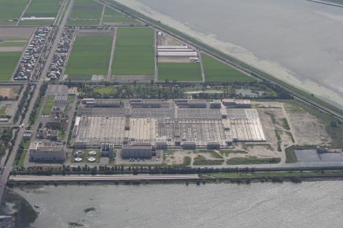 児島湖流域下水道浄化センター施設全体を飛行機で上空から撮影した写真です。