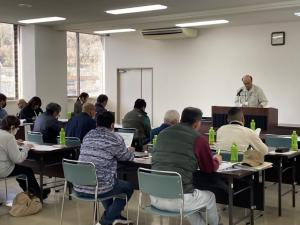 研修会で説明する普及員