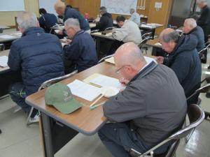 食べ比べをする参加者