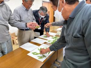 熱心に選果基準を見比べる部会員