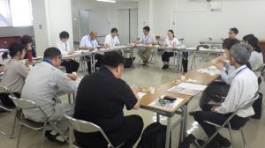 机を囲み情報交換を行う参加者