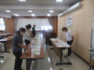 展示商品や資材サンプルに興味津々
