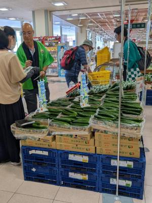 店頭販売する部会役員の写真