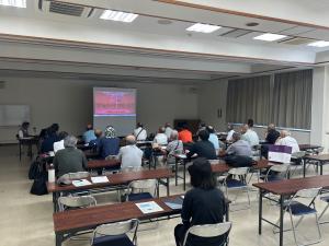 法人の取組内容の説明を受ける参加者の写真