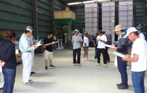 経営概要について真剣に耳を傾ける会員たち