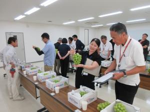 厳正な審査を行う審査員