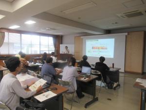 講師の話を熱心に参加者が聴いている写真