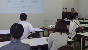 話を聞く参加者たち