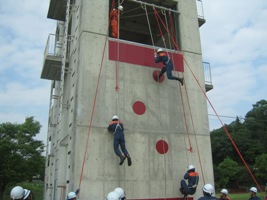 訓練塔をロープで登ります。