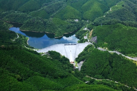 高瀬川ダムの全景写真