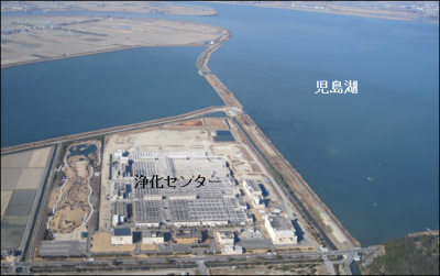 児島湖流域下水道浄化センター施設全体を飛行機で上空から撮影した写真です。