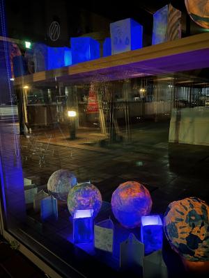 放課後等デイサービス利用者による作品展示とブルーライトアップ(瀬戸内市民図書館)