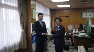 新規就業者の本澤さんと片岡市長（右）
