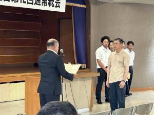 牛群の部ホルスタイン種で最優秀賞に輝いた妹尾氏の授賞
