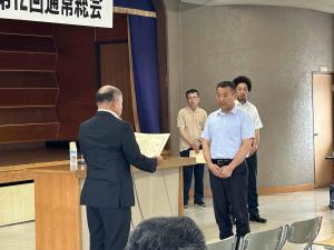 個体の部ホルスタイン種で最優秀賞に輝いた安富氏の授賞