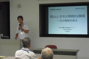 研究内容の説明を受ける様子