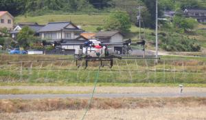ドローンを使って濃縮バイオ液肥を散布しています