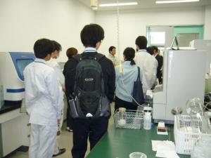 所内を見学する様子